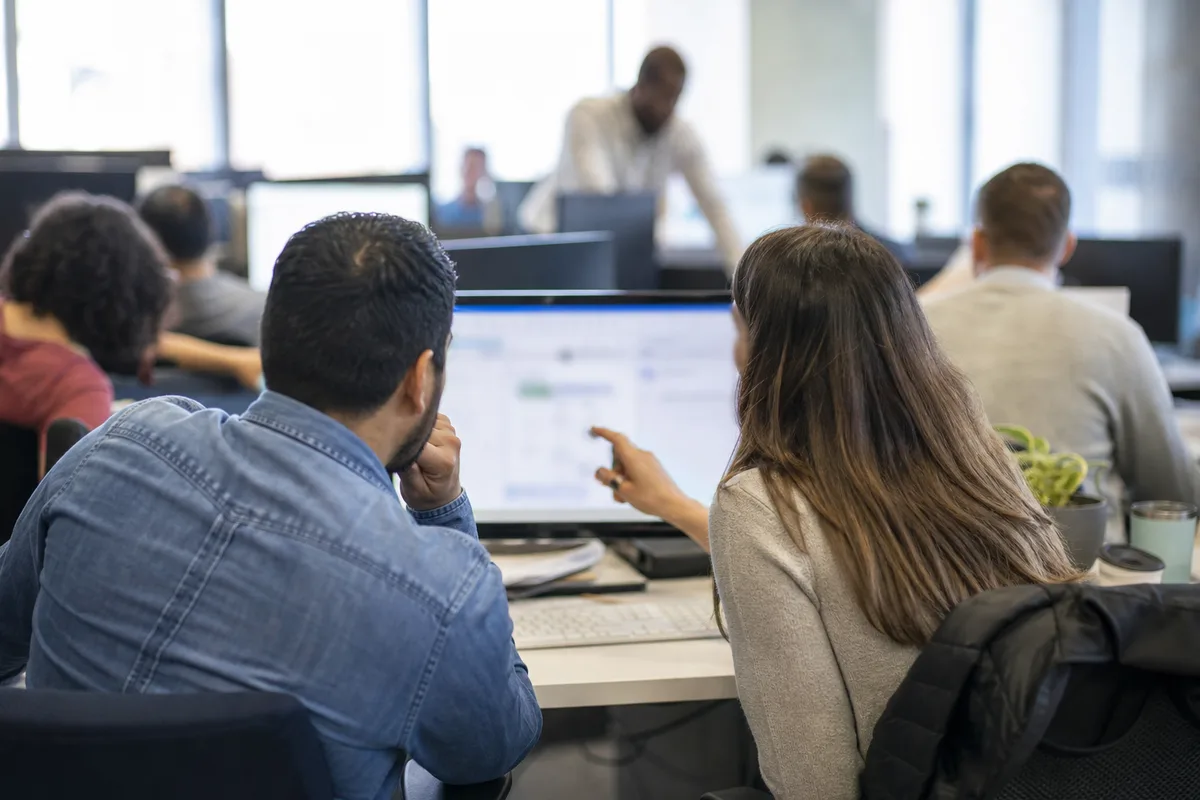 Collaborateurs en formation sur un logiciel de gestion en situation de travail